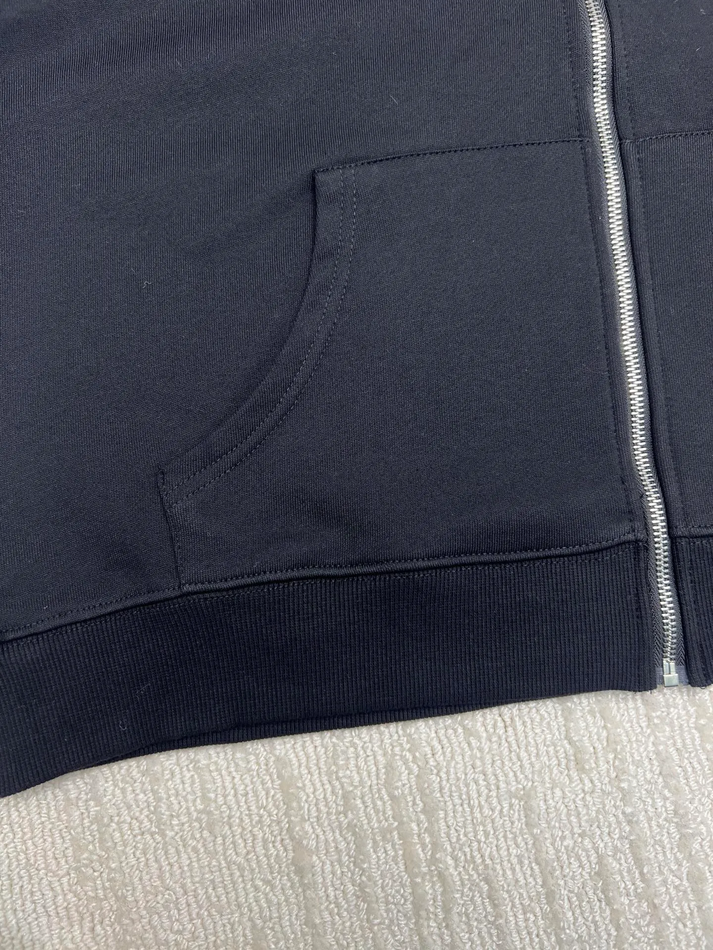 P350 𝗖𝗵𝗿𝗼𝗺𝗲 𝗛𝗲𝗮𝗿𝘁𝘀Cro Heart Pure cotton terry zipper hooded jacket High weight cotton double yarn 380g large terry fabric, fixed and dyed matching ribs, customized full set of accessories, clear letters and perfect restoration without difference. High-end atmosphere, full of class, imported rubber paddle printing graphics and customized bead blasting technology, all wiring is a special machine chain double line.  Size: M L XL XXL